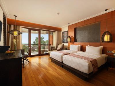 Gemütliches Hotelzimmer mit Holzboden, zwei Betten, Balkon und warmen Lampen.