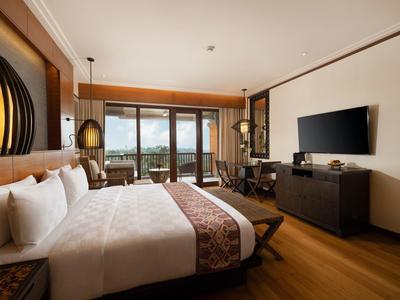 Modernes Hotelzimmer mit großem Bett, Holzboden, Balkon und Fernseher an der Wand.