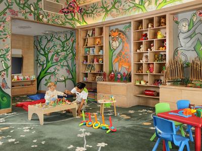 Bunter Kindergartenraum mit Wandmalereien, Regalen, Spielzeug und bunten Stühlen und Tischen.