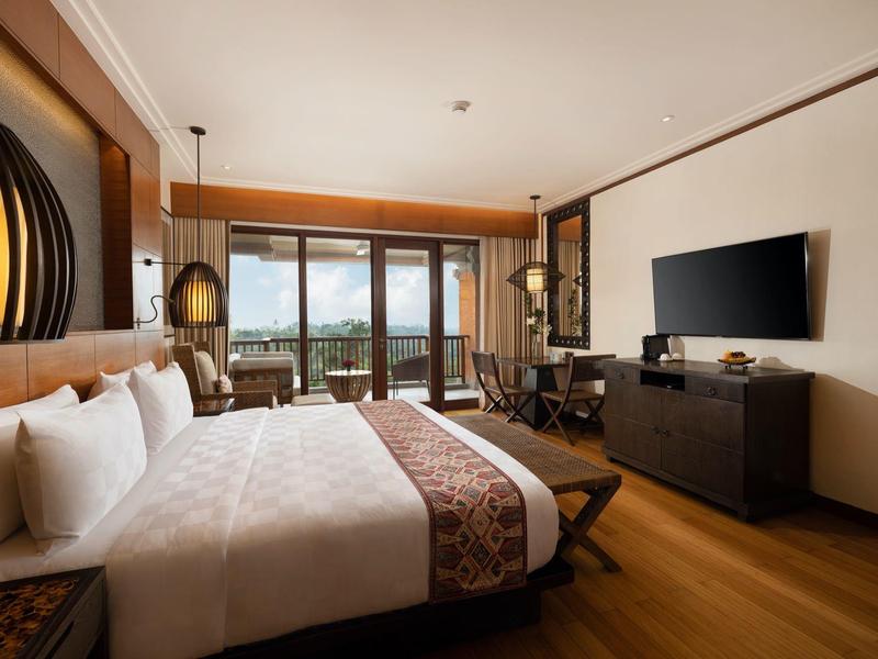 Modernes Hotelzimmer mit großem Bett, Holzboden, Balkon und Fernseher an der Wand.