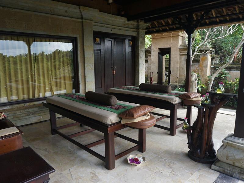 Dvě masážní lavice na zastřešené terase s výhledem do zahrady