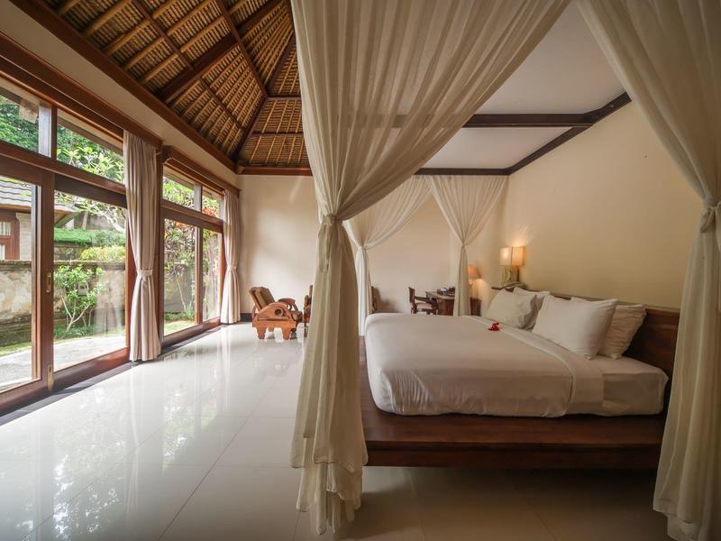 Elegancka sypialnia z łóżkiem z baldachimem i dużym oknem z widokiem na zieleń.