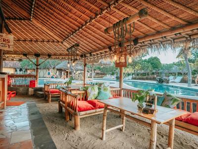 Offener Restaurantbereich mit rotem Polstersitz und Holztischen mit Blick auf einen Pool.