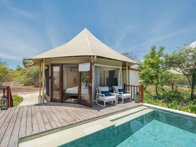 Tenda di lusso con veranda e piscina privata in un ambiente naturale.