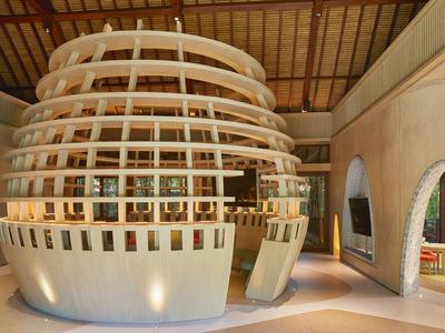 Modernes, rundes Holzdachdesign in einer Hotellobby mit großen Fenstern und offenen Wänden.