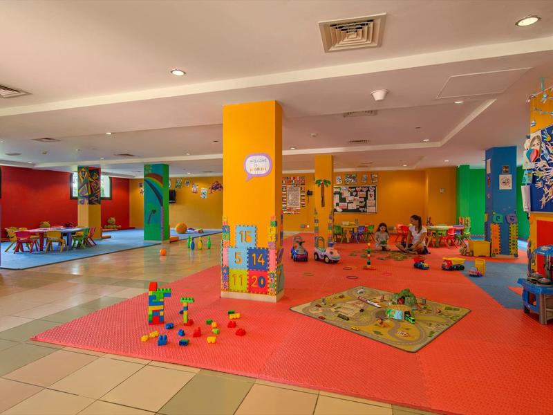 Bunter Innenbereich mit Spielzeug und Sitzgelegenheiten in einer Spielecke eines Hotels