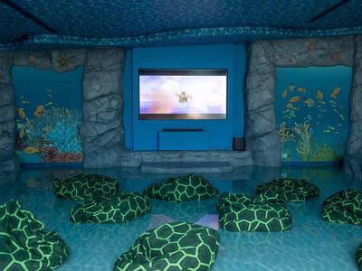Aquariumzimmer mit großer Wand-TV, umgeben von Kunstwerken und Schildkrötenkissen auf dem Boden.