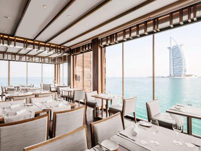 Restaurant élégant avec vue sur la mer et sur le Burj Al Arab