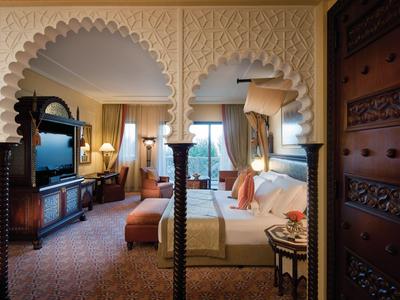 Luxuriöses Hotelzimmer im marokkanischen Stil mit dekorativem Bogen und gemütlichem Interieur.