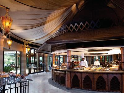 Großer Bufettisch mit rundem Holzaufsatz in elegant gestaltetem Speiseraum mit warmem Licht.