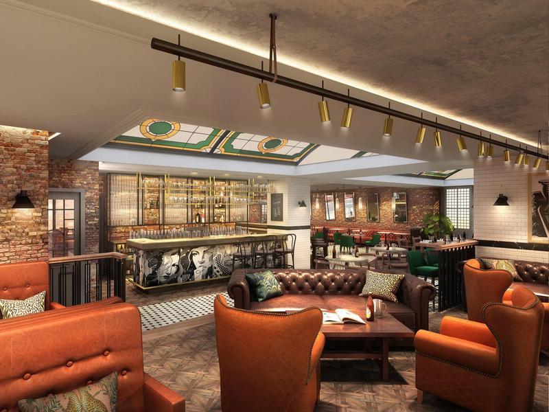 Gemütliche Bar mit Ledersesseln, dekorativem Bartresen, großen Fenstern und warmem Licht.