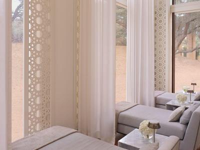 Eleganter Hotelraum mit stilvollen Sitzecken, hellen Wänden und großem Fenster mit Blick ins Freie.