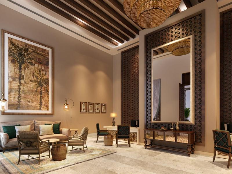 Einladender Wohnbereich mit Korbmöbeln, großem Spiegel, gemusterter Wand und warmem Licht.