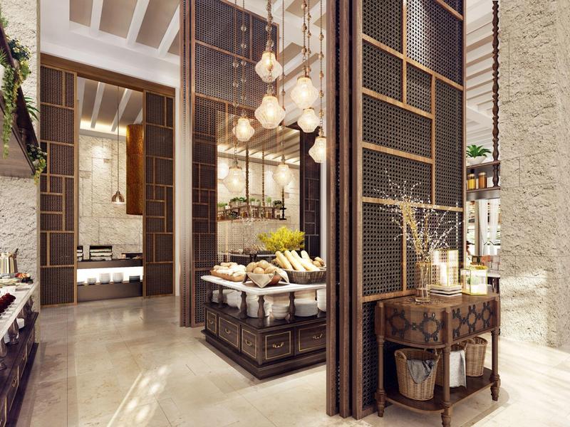 Moderner Verkaufsraum mit hellem Boden, hohen Wänden, goldenen Details und beleuchteten Wandregalen.