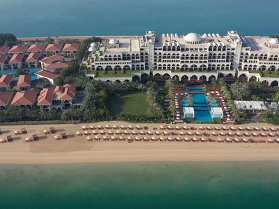 Luxuriöses Hotel mit Pool, Garten und direktem Zugang zu einem Sandstrand am Meer.