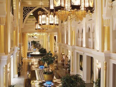 Luxuriöser Hotelinnenbereich mit hohen Decken, Kronleuchtern und eleganter Einrichtung.