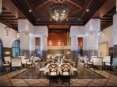 Eleganter Hotel-Lobby mit hohen Decken, Säulen und stilvollen Sitzbereichen.