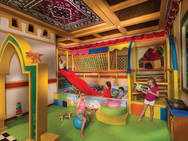 Buntes Kinderspielzimmer mit orientalischen Designelementen und fröhlichen Kindern beim Spielen