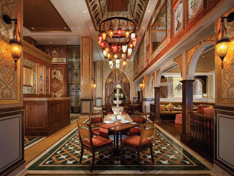 Luxuriöser Innenraum eines Hotels mit elegantem Essbereich und detaillierter Wanddekoration.