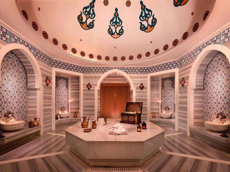Luxuriöser türkischer Hamam mit kunstvollen Fliesen und dekorativen Elementen.