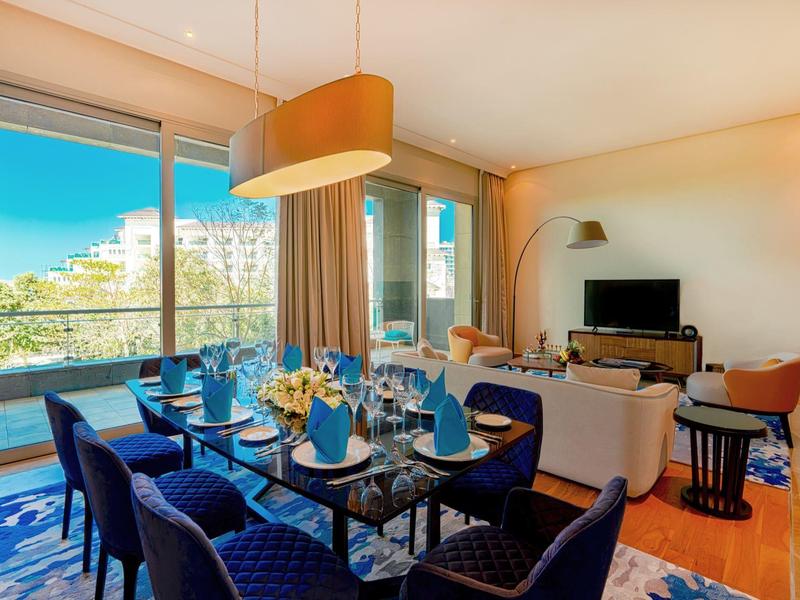 Modern eingerichteter Wohn- und Essbereich mit großen Fenstern und Panoramablick.