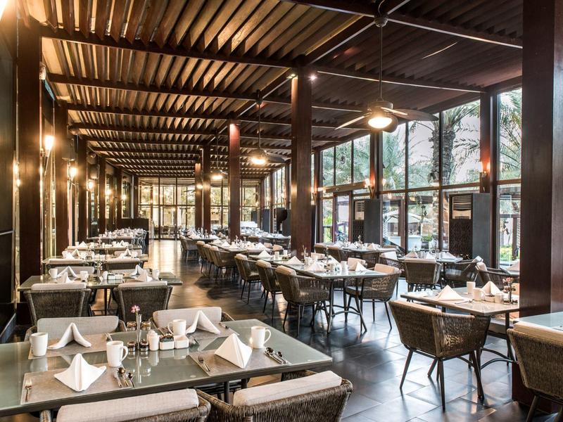 Elegantes Restaurant mit gedeckten Tischen und großem Panoramafenster.