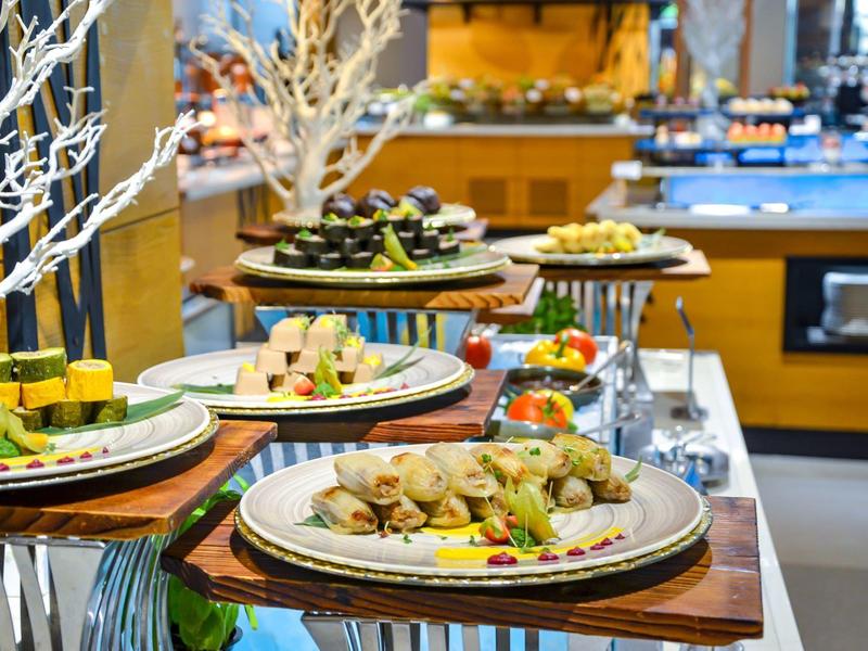 Eleganter Buffet-Tisch mit verschiedenen köstlichen Gerichten in einem Restaurant.