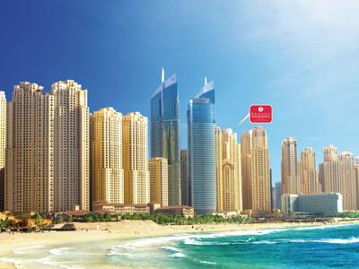 Cielo di grattacieli moderni su una spiaggia soleggiata con cielo azzurro e onde leggere.