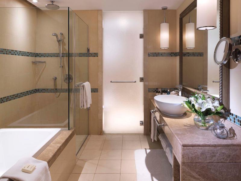 Modernes Badezimmer mit Dusche, Badewanne und Doppelwaschbecken.