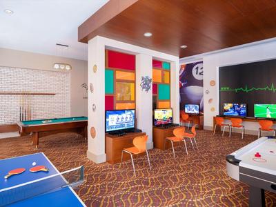 Freizeitraum mit Tischtennis, Billard und Airhockey in einem Hotel.