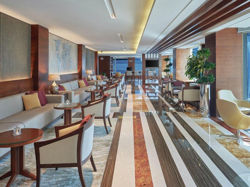 Nowoczesny salon hotelowy z eleganckimi miejscami do siedzenia i dużymi oknami