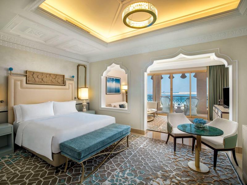 Elegantes Hotelzimmer mit großem Bett, Meerblick und stilvoller Einrichtung