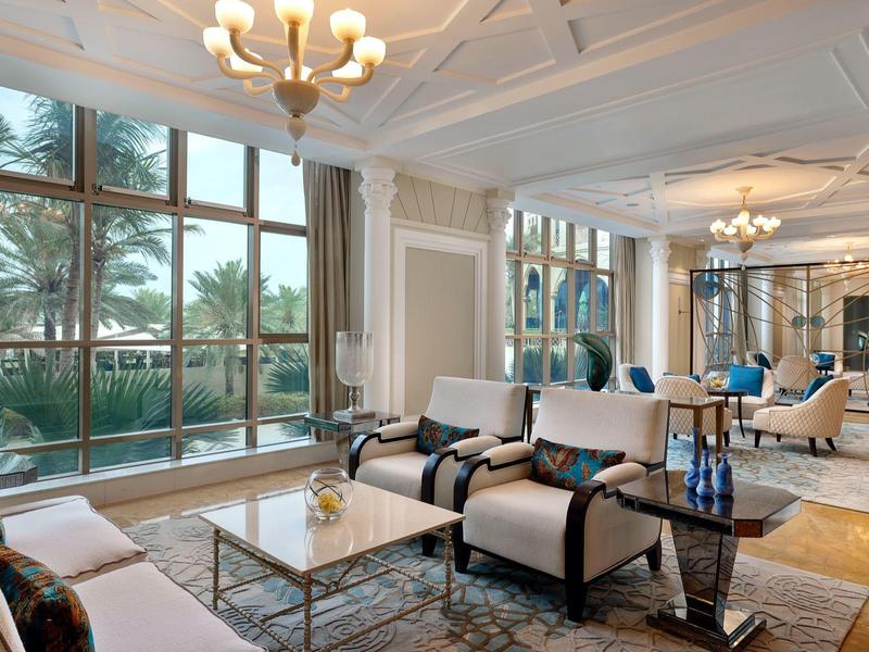 Elegantes Hotelzimmer mit großem Fenster, bequemen Sesseln und modernem Dekor.