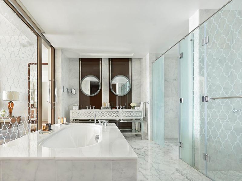 Modernes Badezimmer mit großer freistehender Badewanne, Doppelwaschbecken und Glasdusche.