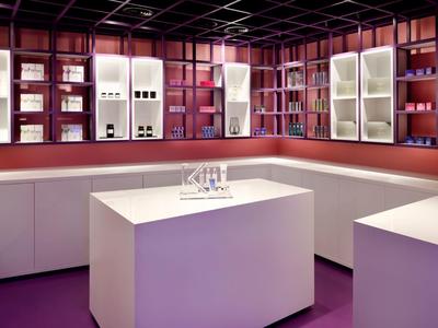 Nowoczesna, minimalistyczna przestrzeń handlowa z białymi gablotami i półkami.