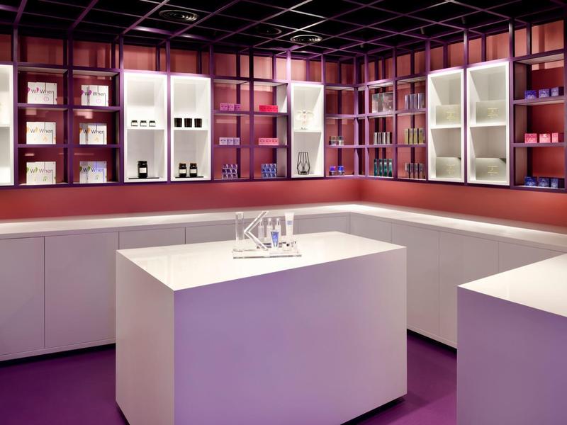 Nowoczesna, minimalistyczna przestrzeń handlowa z białymi gablotami i półkami.