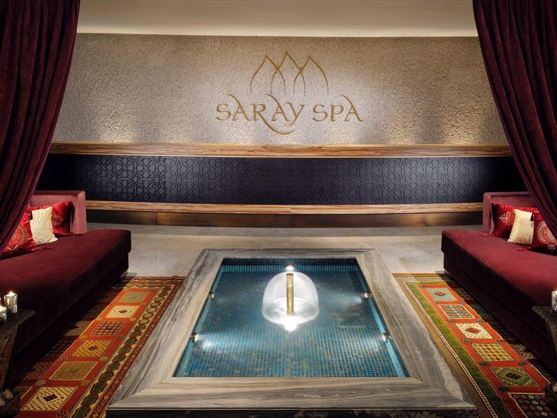 Elegancka strefa spa z basenem wodnym, wygodnymi miejscami do siedzenia i delikatnym oświetleniem.