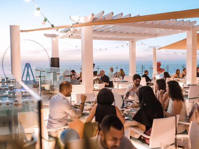 Restaurant sur le toit avec vue sur la mer au coucher du soleil