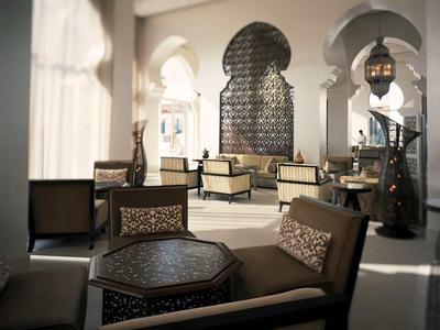 Elegantní lobby s orientálním designem, posezením a dekorativními lucernami.