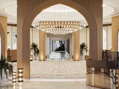 Großer Hotel-Lobby-Eingang mit Marmorboden, Kronleuchter und Palmen in Töpfen.