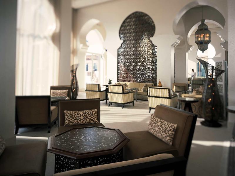 Elegantní lobby s orientálním designem, posezením a dekorativními lucernami.