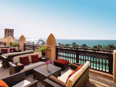 Venkovní lounge sezení s výhledem na moře za slunečného dne.