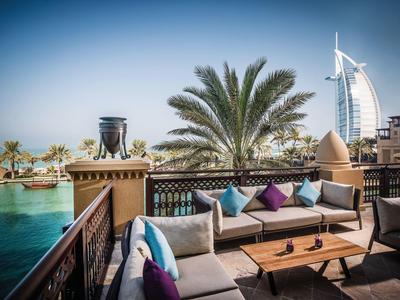 Pohodlná terasa se sezením a výhledem na palmy a hotel Burj Al Arab.