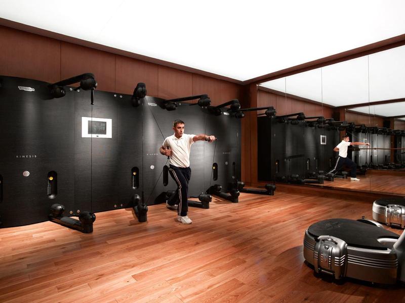 Moderní wellness prostor s přístroji pro celotělovou kryoterapii a dřevěnou podlahou.