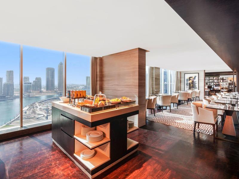 Luxe restaurant met uitzicht op de stad, houten vloeren en elegante eettafels