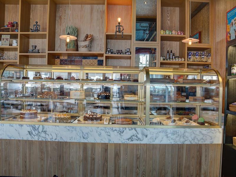 Twee vrouwen ontspannen bij een dakterraszwembad met ligstoelen en een stadsgezicht op de achtergrond.