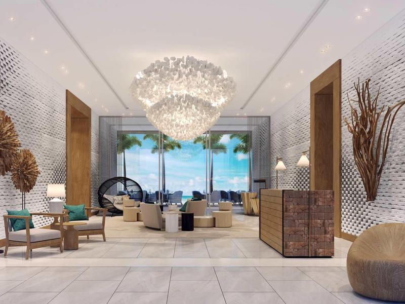 Heller, moderner Wohnraum mit großen Fenstern, elegantem Kronleuchter und Meerblick im Hintergrund.