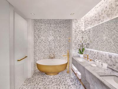 Modernes Badezimmer mit freistehender Badewanne und großer Spiegelwand