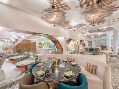 Modernes Hotelrestaurant mit gemütlichen Sitzbereichen und stilvoller Beleuchtung