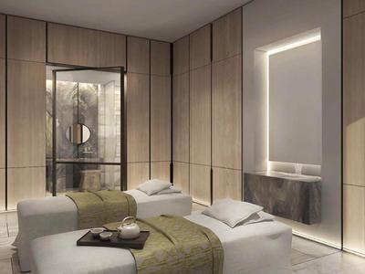 Modernes Hotelzimmer mit Holzvertäfelungen, zwei Betten und einem beleuchteten Spiegel.